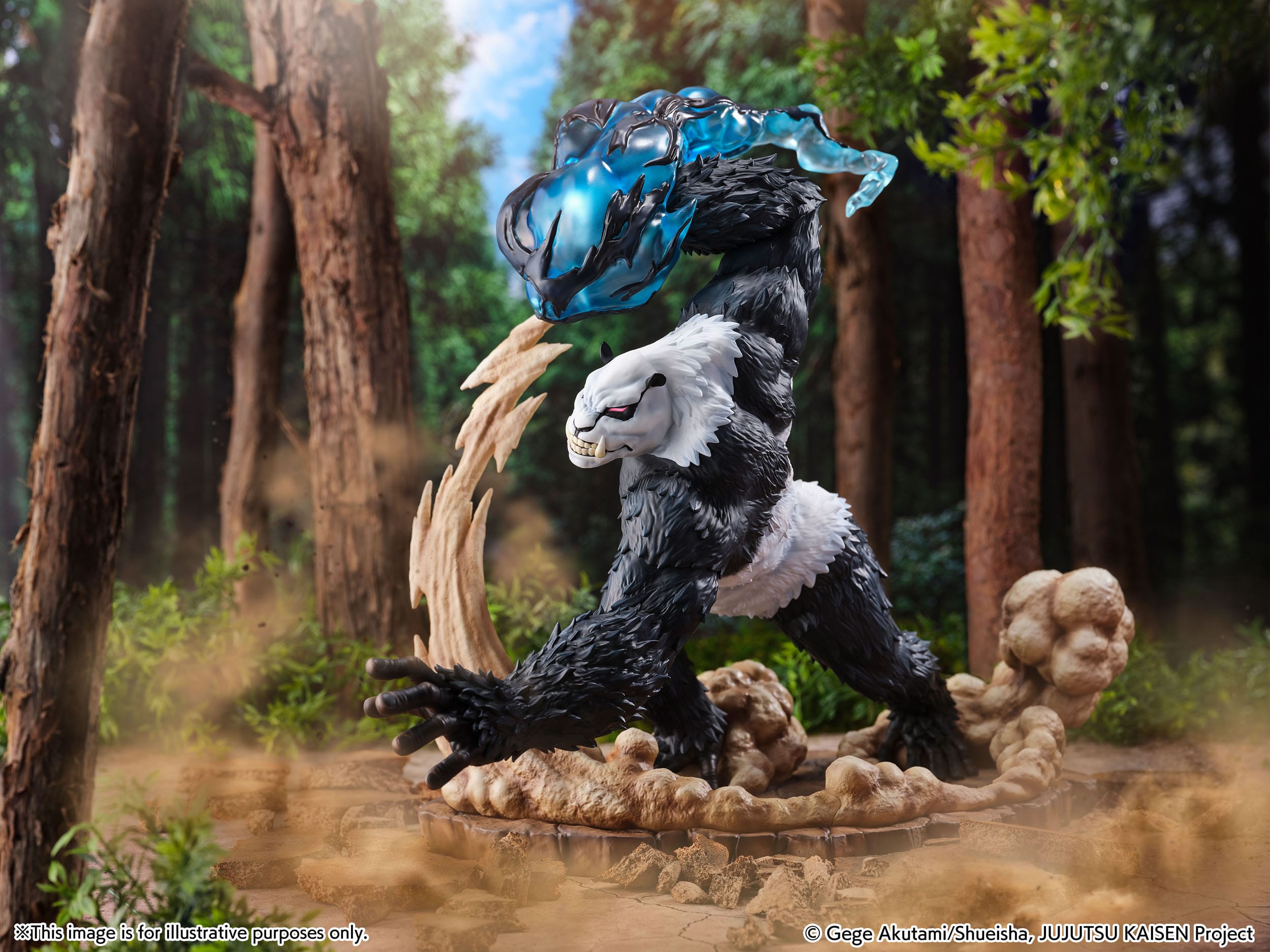 Figurine de Panda de la série Jujutsu Kaisen avec texture de fourrure, en posture dynamique, expression féroce, avec énergie bleue tourbillonnante au-dessus de sa tête. Vue 3/4 à mi-distance.