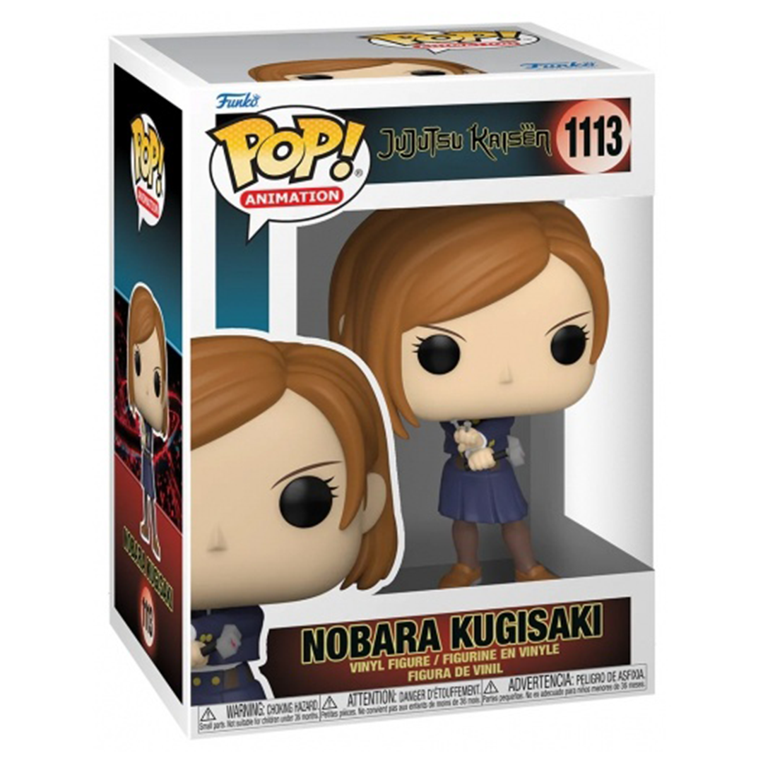 Vue de face en plan moyen de la Funko Pop de Nobara Kugisaki (Jujutsu Kaisen) dans sa boîte, portant un costume bleu foncé et tenant un outil ressemblant à un marteau.