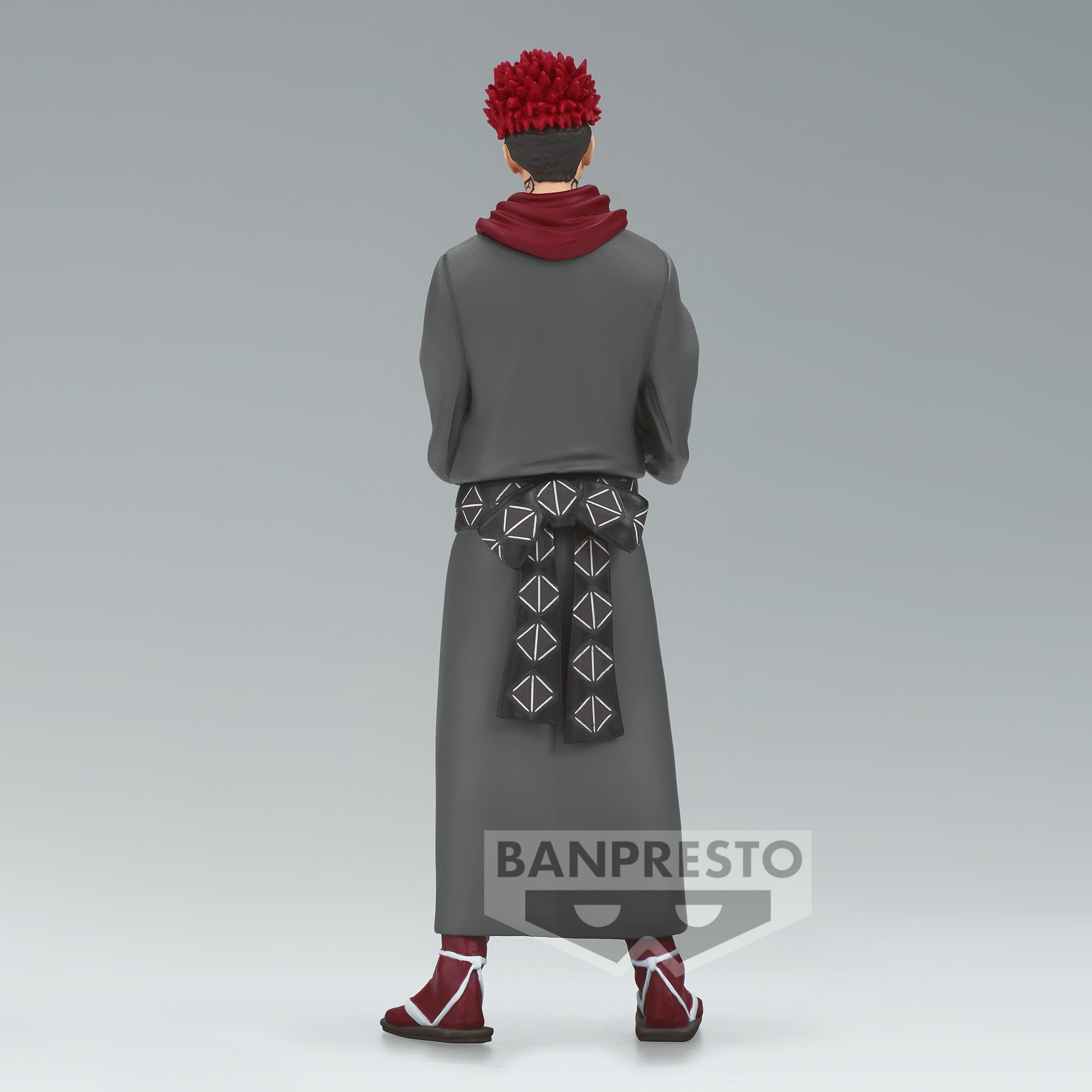 Figurine Ryomen Sukuna de Jujutsu Kaisen en robe grise avec écharpe rouge, bras derrière le dos. Vue arrière en plan entier.
