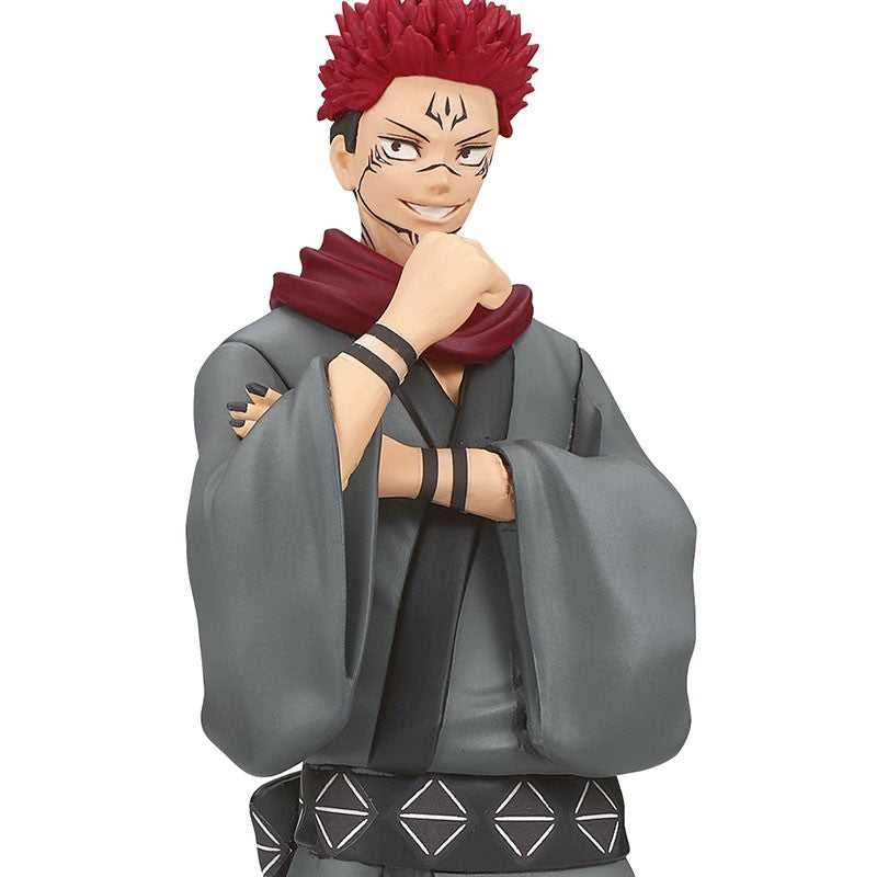 Figurine Funko Pop! de Ryomen Sukuna de la série Jujutsu Kaisen en kimono gris avec écharpe rouge, en posture confiante avec expression assertive, vue de face à mi-distance.