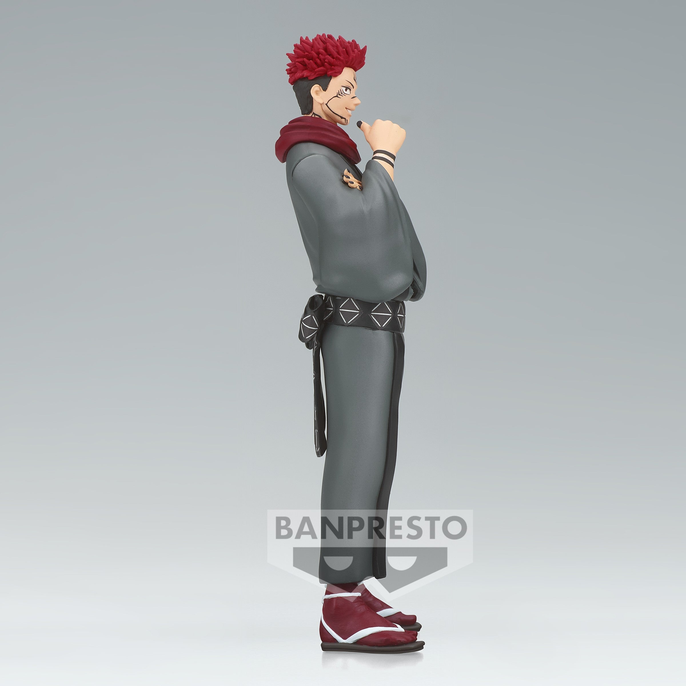 Figurine Funko Pop! de Ryomen Sukuna de la série Jujutsu Kaisen en tenue grise avec écharpe maroon, en profil avec expression confiante, main droite sur le menton. Vue de côté à mi-distance.