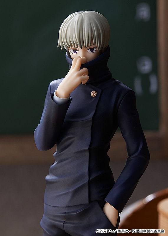 Figurine Pop Up Parade de Toge Inumaki de la série Jujutsu Kaisen en uniforme sombre, en posture furtive avec expression sérieuse, tenant son col. Vue de face à mi-distance.