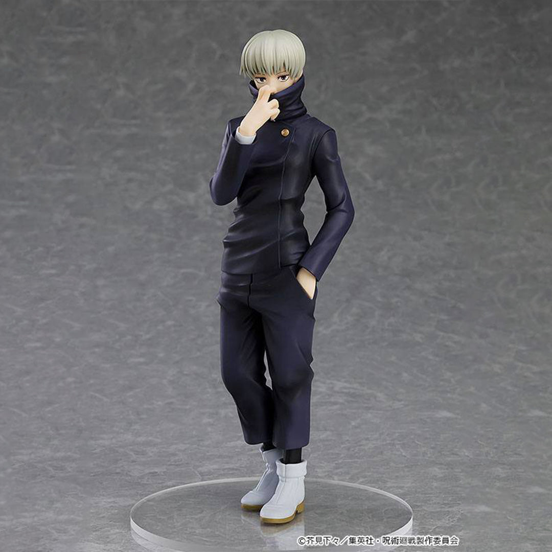 Figurine Pop Up Parade de Toge Inumaki de la série Jujutsu Kaisen en tenue sombre, en posture confiante avec expression réfléchie, main droite près du visage. Vue de face à mi-distance.