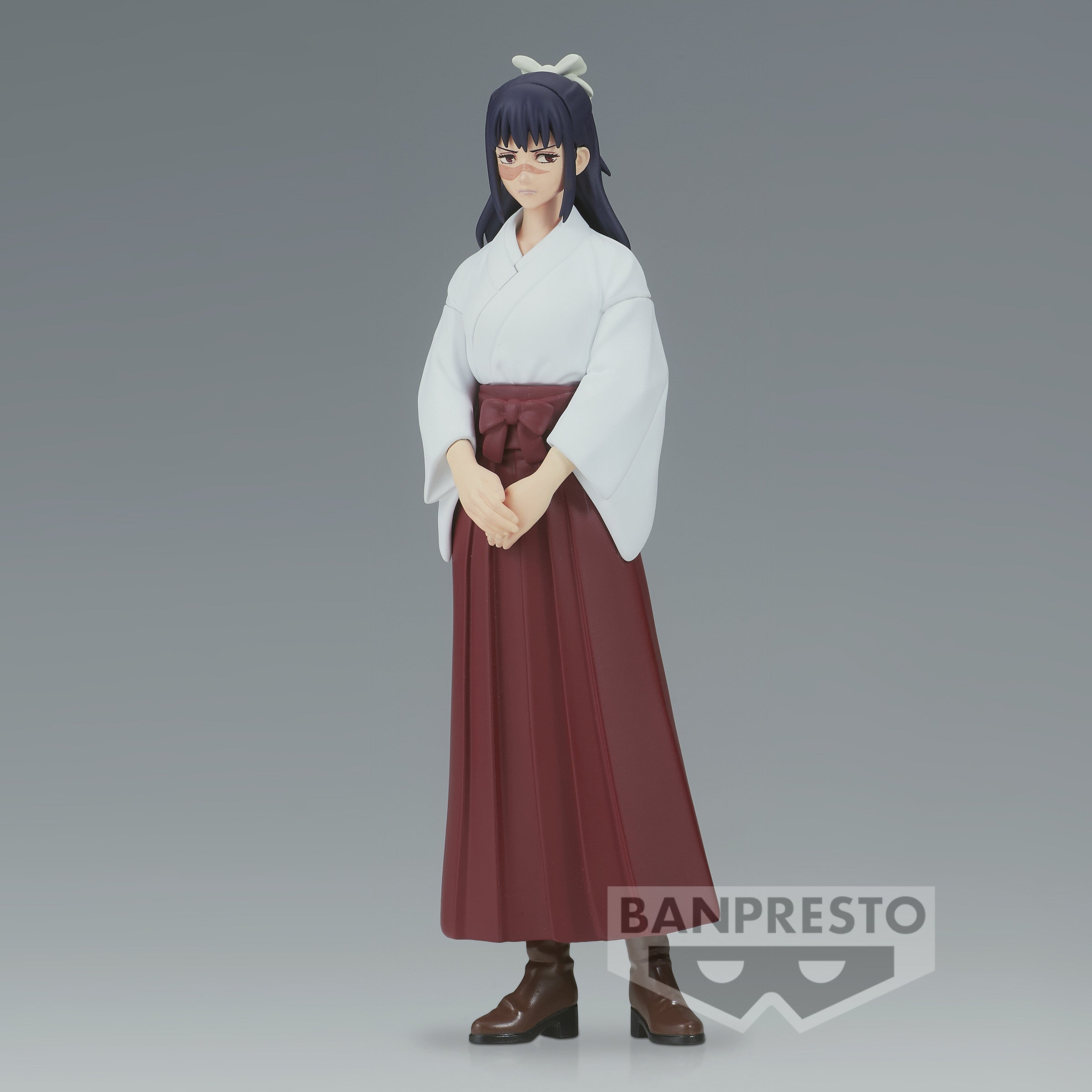 Figurine Banpresto d'Utahime Iori de la série Jujutsu Kaisen en kimono blanc et hakama rouge, en posture calme avec expression sereine, mains jointes devant. Vue de face à mi-distance.