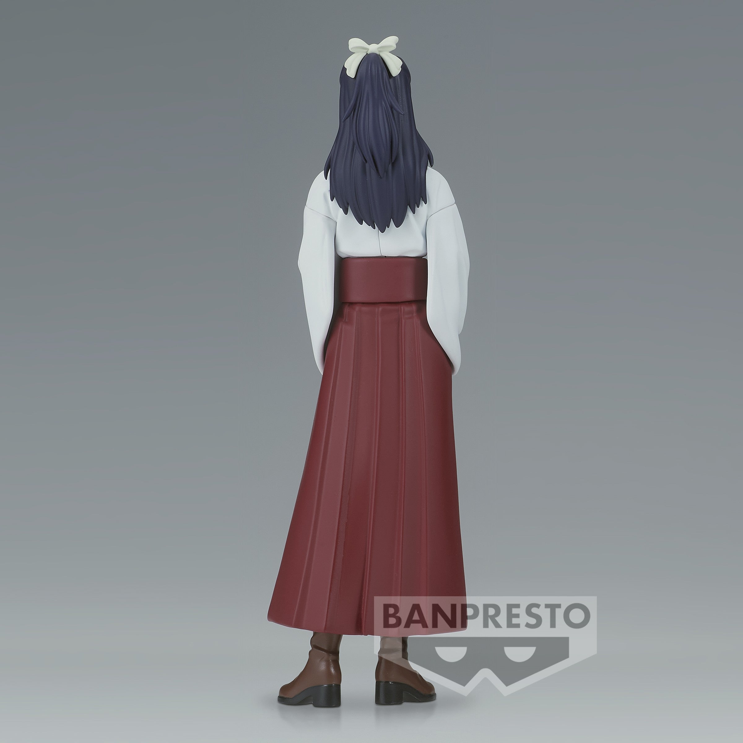 Figurine Banpresto d'Utahime Iori de la série Jujutsu Kaisen en tenue traditionnelle, vue de dos avec une posture contemplative, cheveux longs attachés par un nœud blanc.