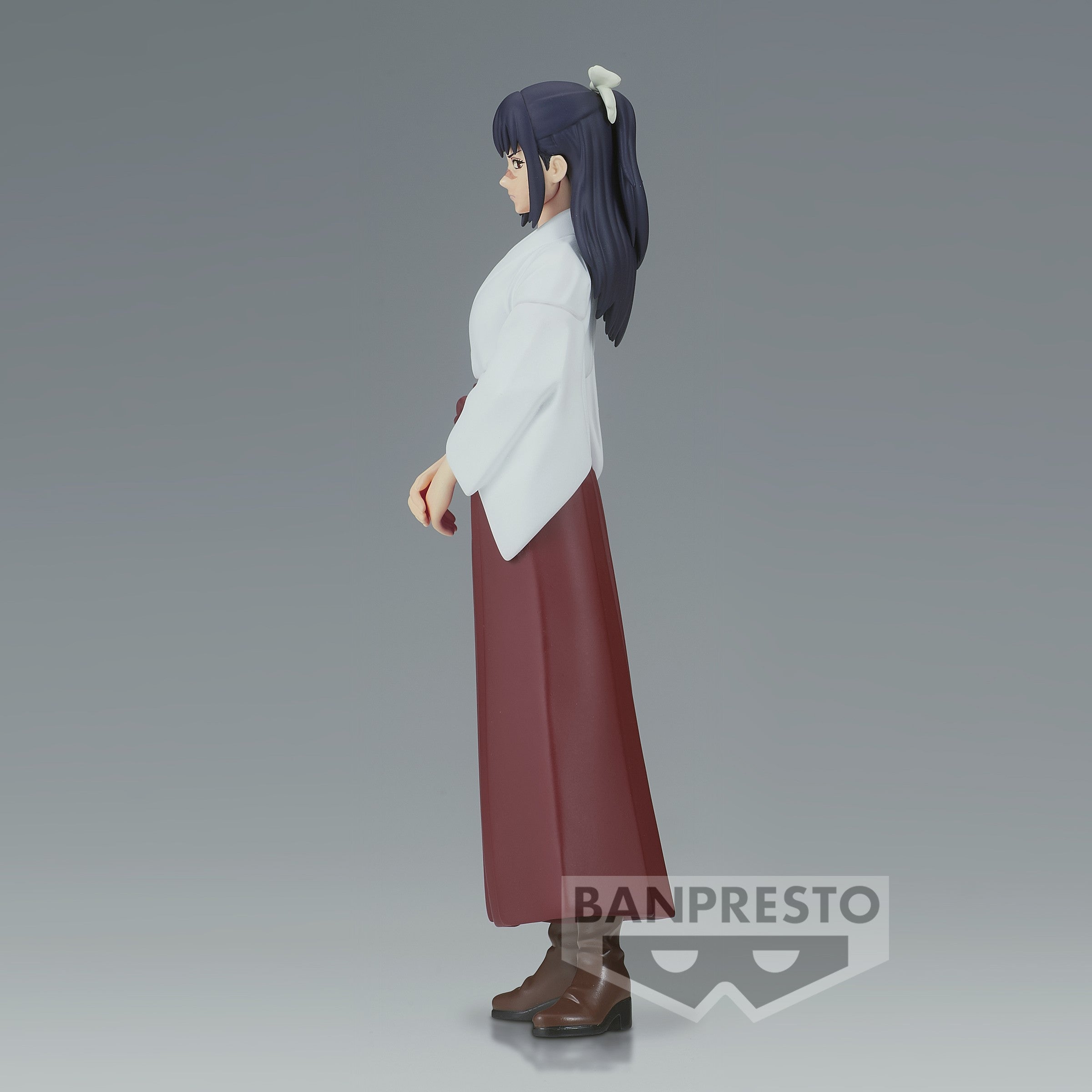 Figurine Banpresto d'Utahime Iori de la série Jujutsu Kaisen en tenue traditionnelle blanche et rouge, en posture calme avec expression neutre, vue de profil à mi-distance.