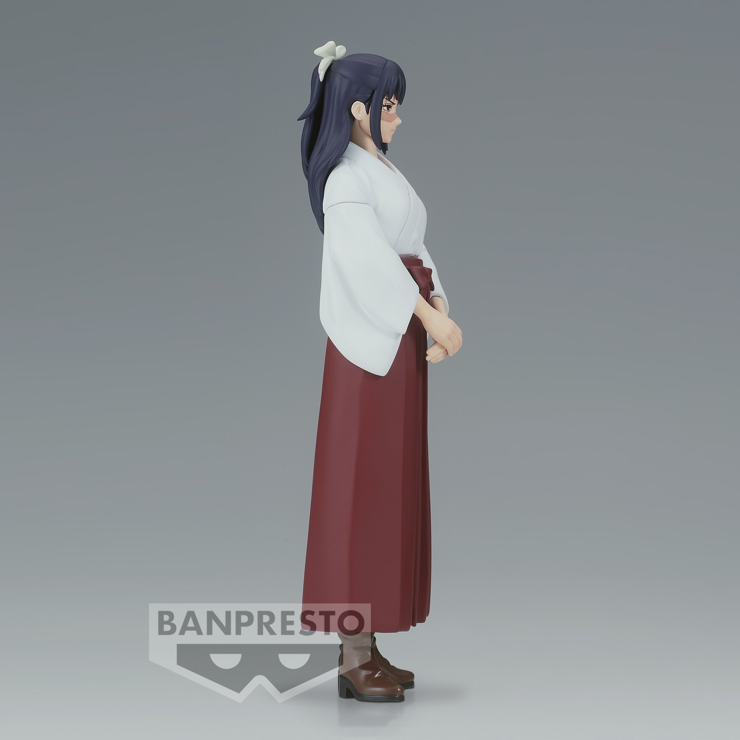 Figurine Banpresto d'Utahime Iori de la série Jujutsu Kaisen en kimono blanc et hakama rouge, en posture sereine avec expression calme, les mains jointes devant. Vue de profil à mi-distance.