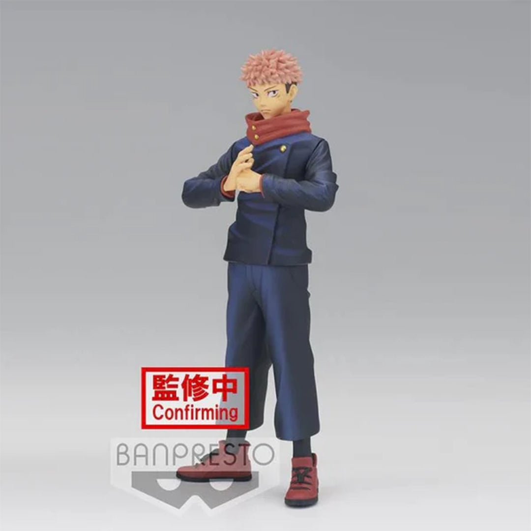 Figurine Banpresto de Yuji Itadori de la série Jujutsu Kaisen en uniforme bleu foncé, en posture confiante avec expression réfléchie, vue de face à mi-distance.
