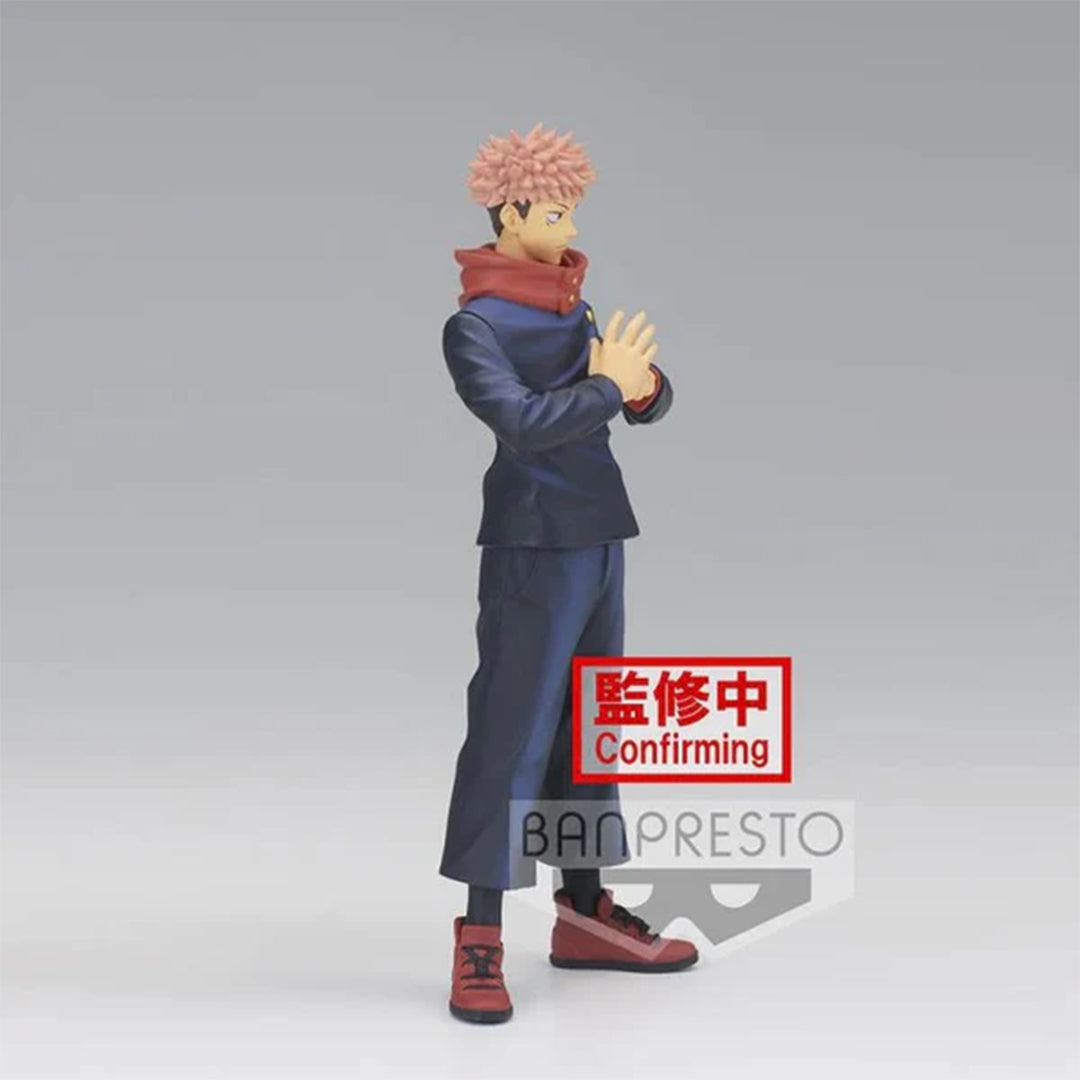 Figurine Funko Pop! de Yuji Itadori de la série Jujutsu Kaisen en uniforme bleu avec écharpe rouge, en posture de contemplation avec expression neutre. Vue de face à mi-distance.