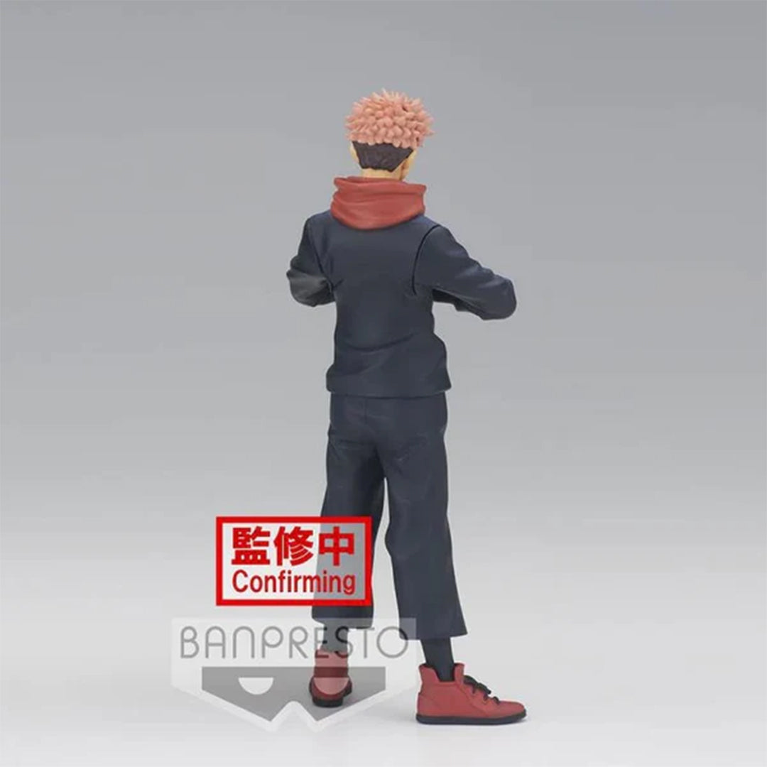 Figurine Banpresto de Yuji Itadori de la série Jujutsu Kaisen en tenue sombre avec col rouge, en posture détendue vue de dos à mi-distance.