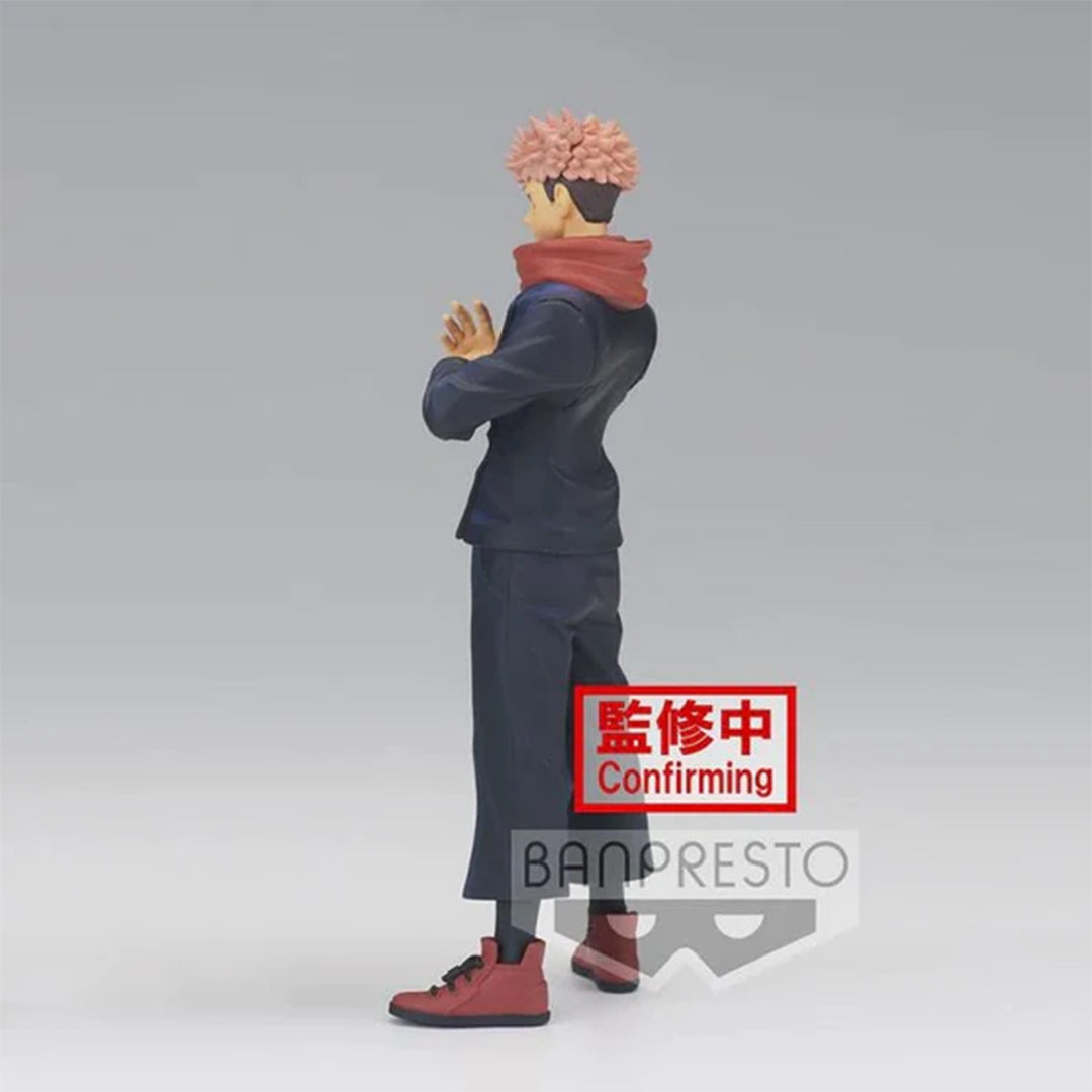Figurine Funko Pop! de Yuji Itadori de la série Jujutsu Kaisen en uniforme sombre avec écharpe rouge, en posture neutre avec bras croisés, vue de profil à mi-distance.