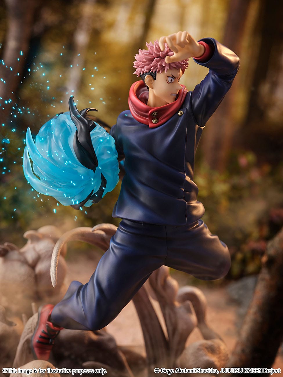 Figurine de Yuji Itadori de la série Jujutsu Kaisen en uniforme bleu avec doublure rouge, en posture dynamique avec expression déterminée, tenant une sphère d'énergie bleue dans la main gauche. Vue de face à mi-distance.
