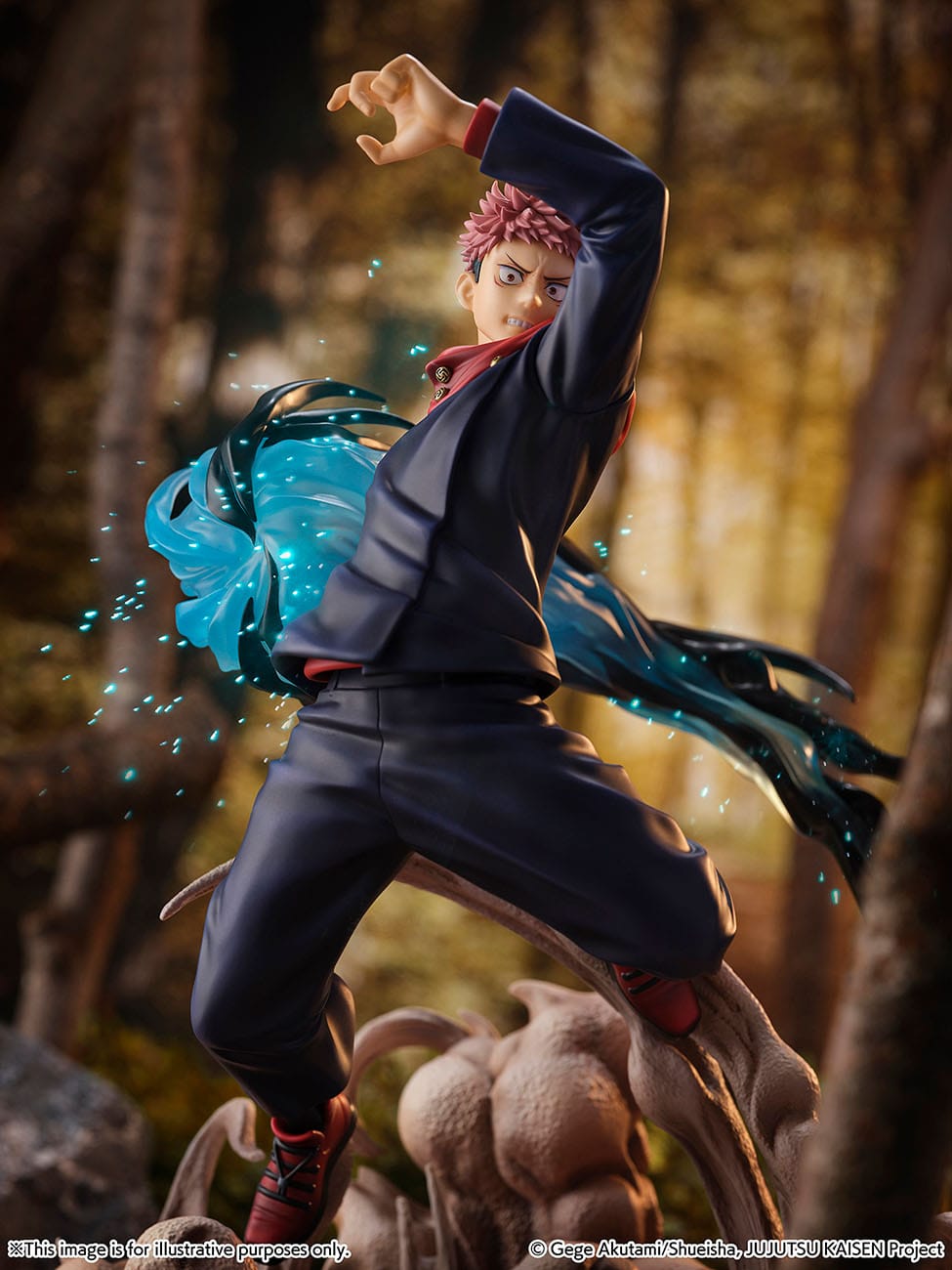 Figurine de Yuji Itadori de la série Jujutsu Kaisen en uniforme bleu marine, en posture d'action avec expression déterminée, entouré d'énergie bleue. Vue de face à mi-distance.