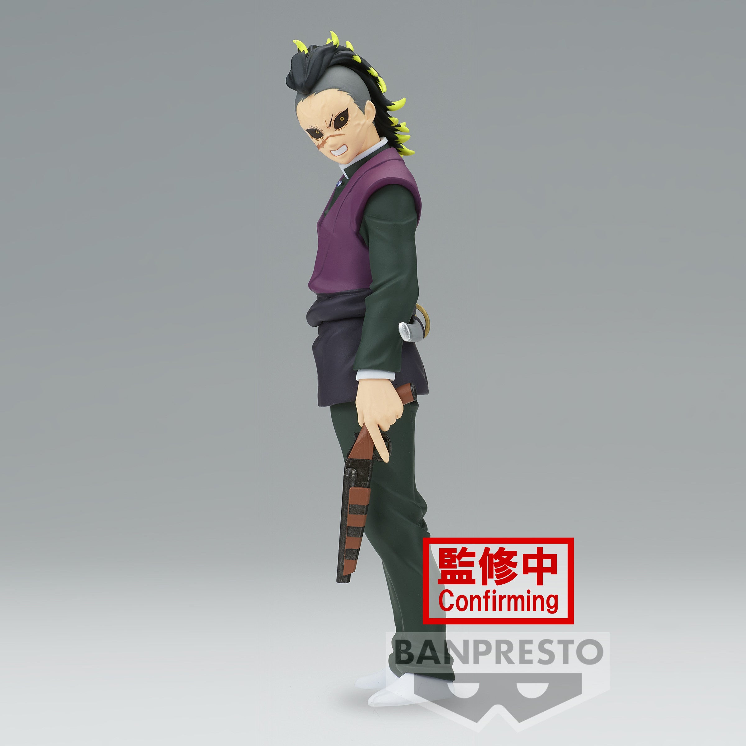 Vue de profil avec plan rapproché de la figurine de Genya Shinazugawa de Demon Slayer en tenue noire et verte, tenant une arme.