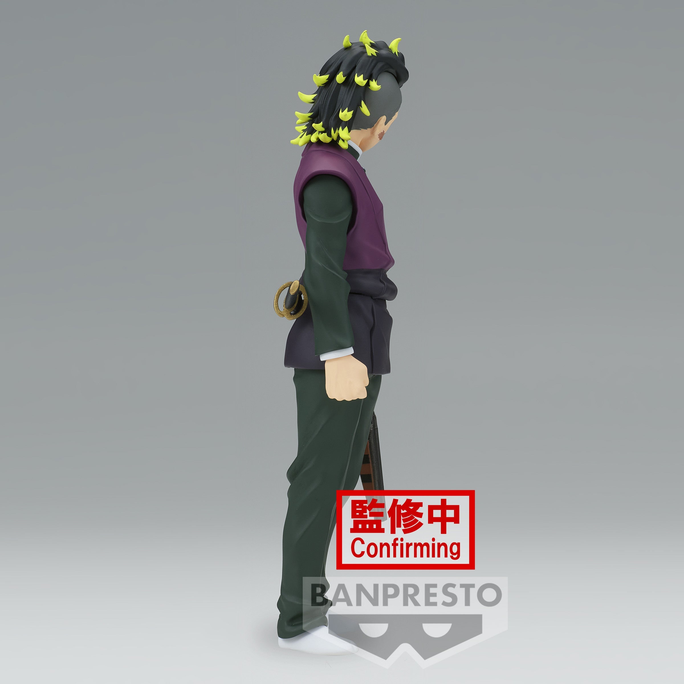 Vue 3/4 arrière à mi-distance de la figurine de Genya Shinazugawa de Demon Slayer en uniforme traditionnel, avec un fourreau à la ceinture.