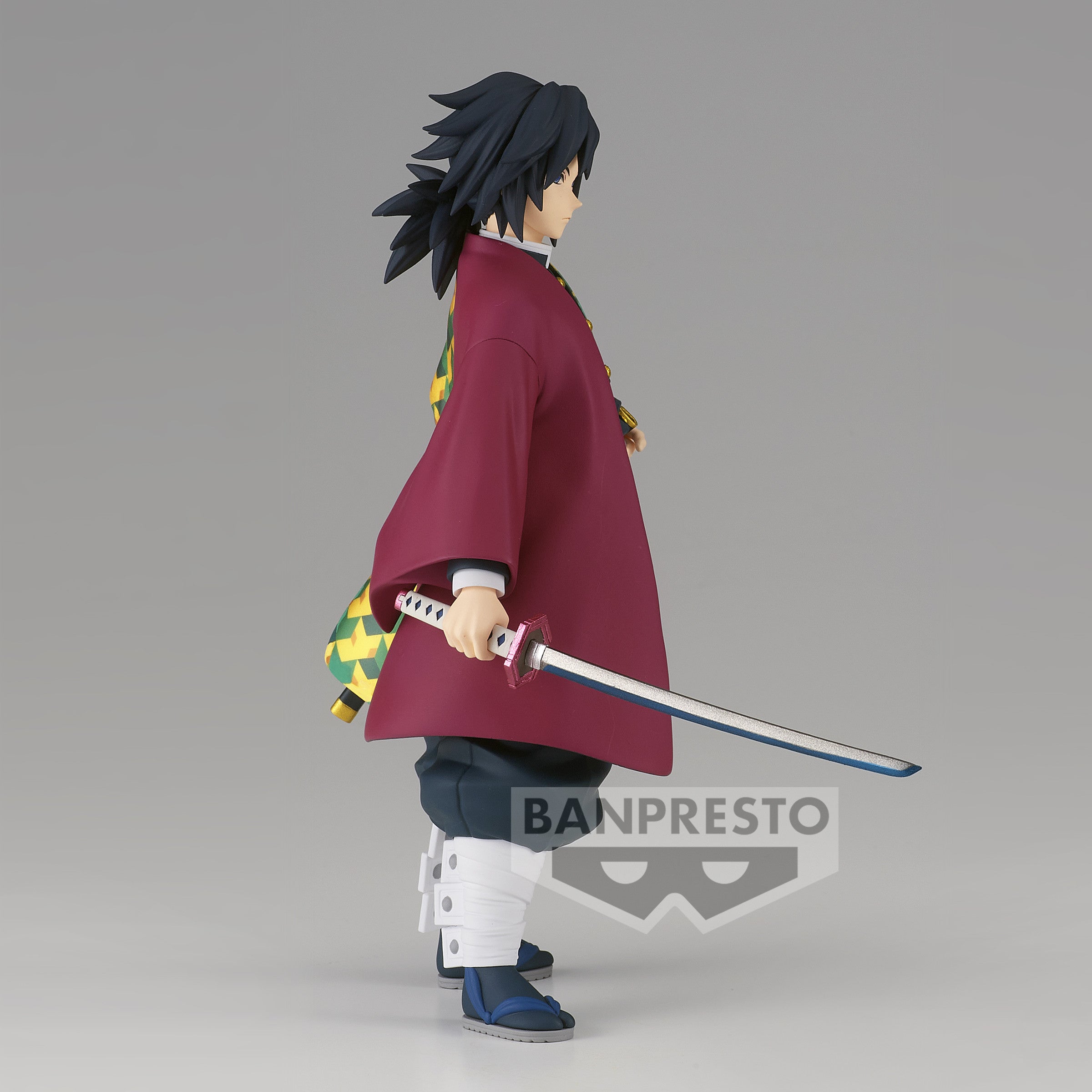 Vue de profil avec plan moyen de la figurine de Giyu Tomioka de Demon Slayer, en haori maroon, tenant un katana.