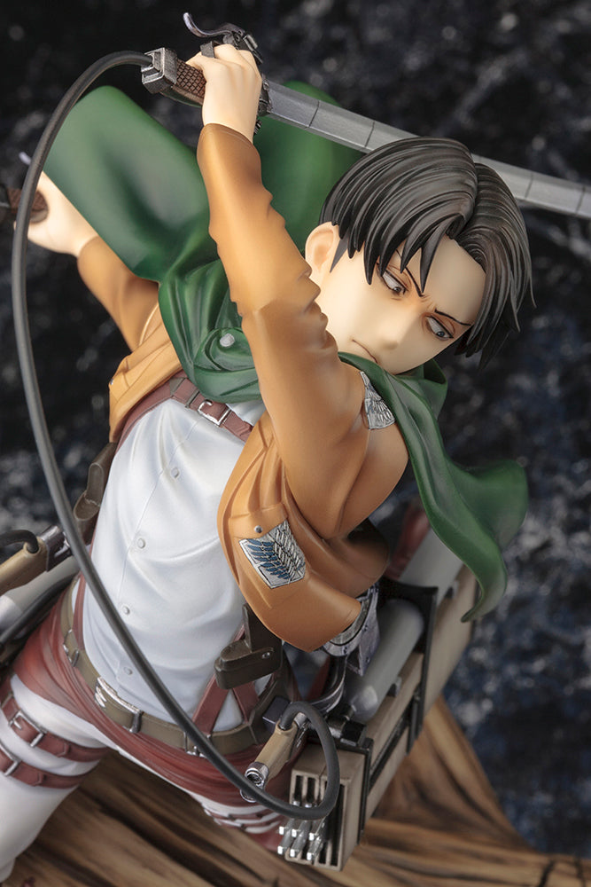 Vue diagonale légèrement en hauteur, plan rapproché moyen de la figurine ARTFX J de Levi Ackerman de Shingeki no Kyojin en uniforme militaire, tenant une épée en main.