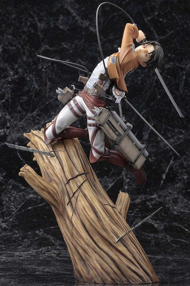Vue 3/4 de face à mi-distance de la figurine ArtFX J de Levi Ackerman de Shingeki no Kyojin en uniforme de la Légion, avec son équipement de manœuvre 3D.