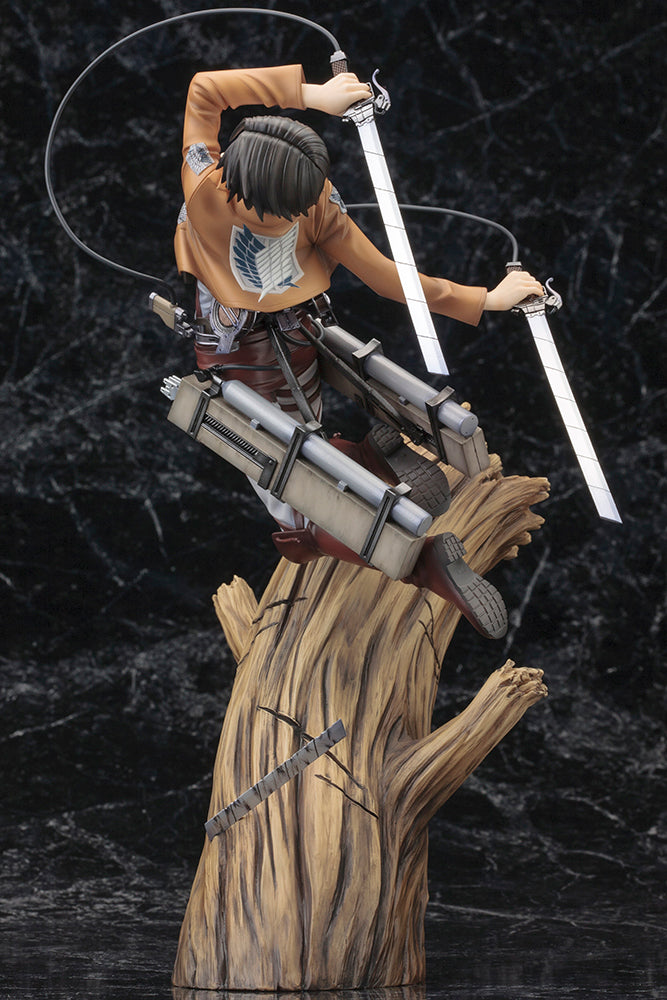 Vue 3/4 de face en plan entier de la figurine ARTFX J de Levi Ackerman d'Attack on Titan en uniforme du Régiment d'Exploration, avec des lames dans les mains.