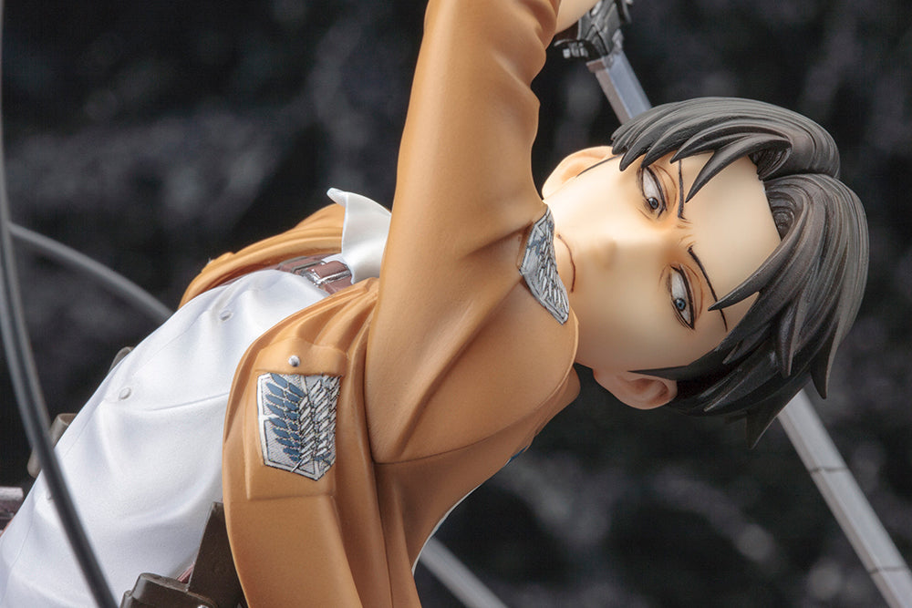 Vue 3/4 de face à mi-distance de la figurine ArtFX J de Levi Ackerman de Shingeki no Kyojin en uniforme militaire, tenant une épée.