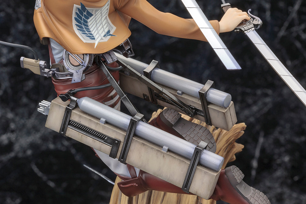 Vue diagonale à mi-distance de la figurine ARTFX J de Levi Ackerman de Shingeki no Kyojin en uniforme, tenant des épées.
