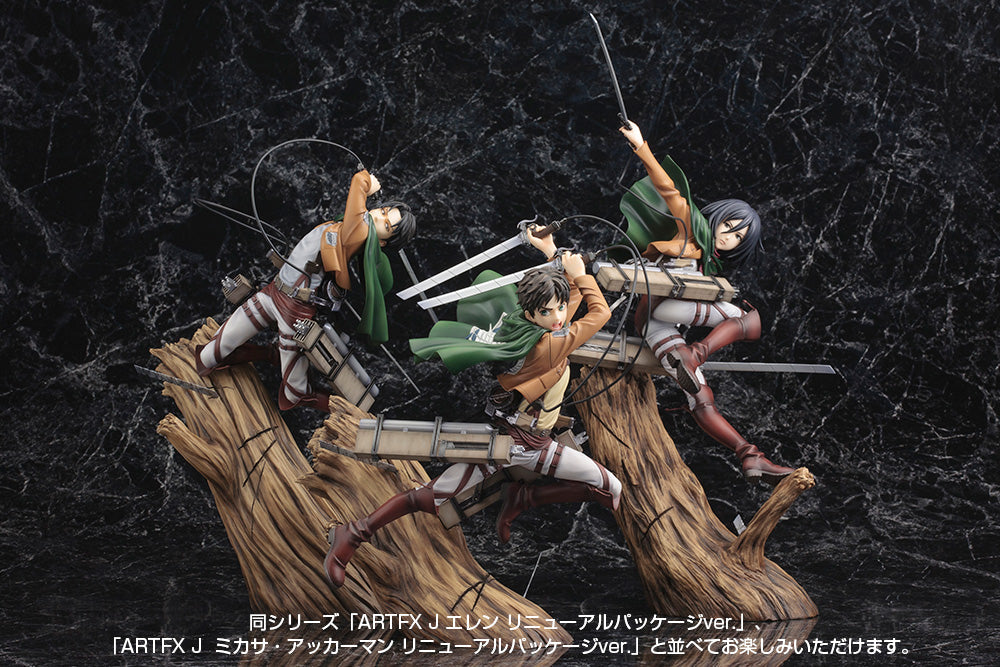 Vue dynamique à mi-distance de la figurine ARTFX J de Levi Ackerman de Shingeki no Kyojin en uniforme de la Brigade d'exploration, tenant des lames.