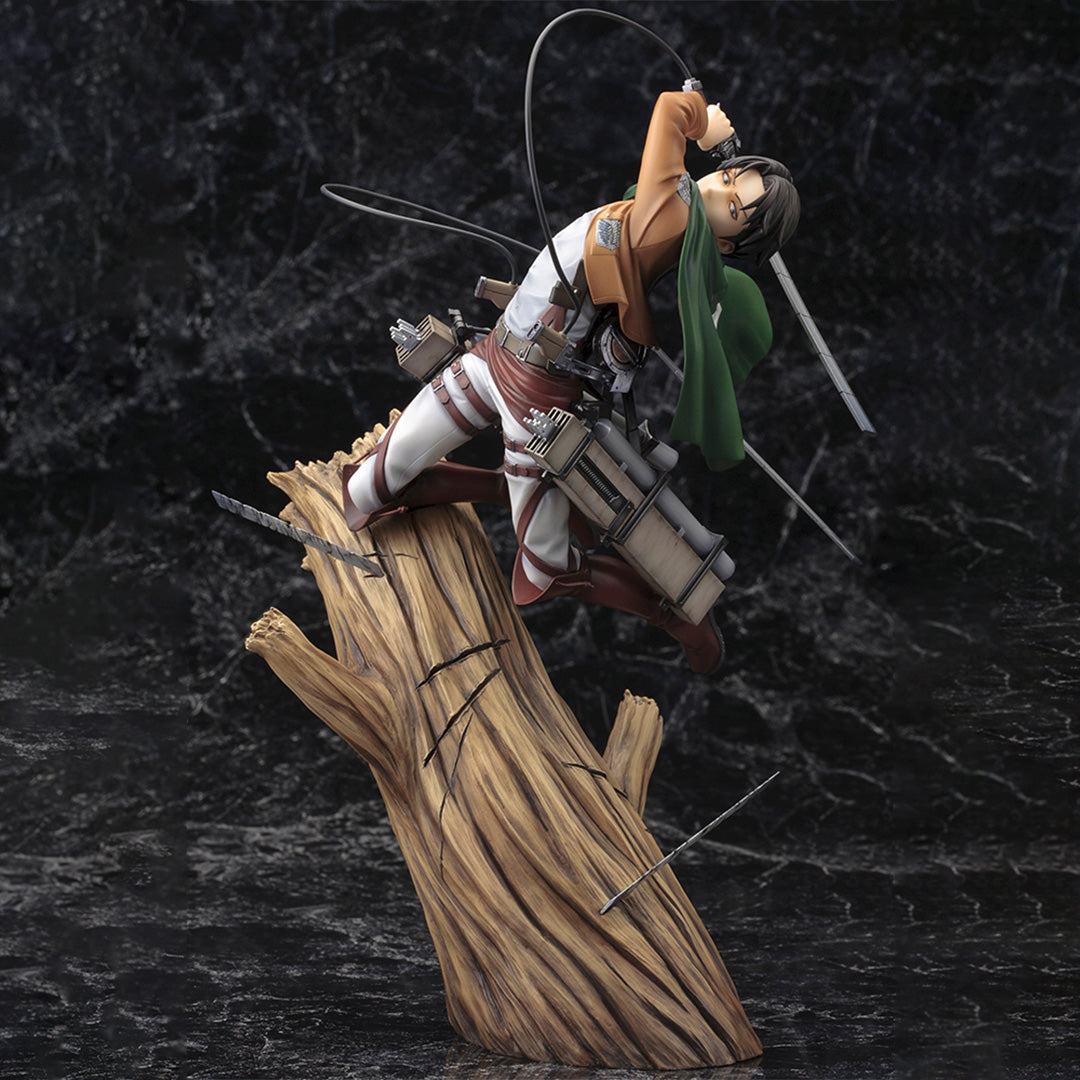 Vue 3/4 de face avec plan complet de la figurine ArtFX J de Levi Ackerman de Shingeki no Kyojin en uniforme des Corps d'Exploration, tenant des épées.