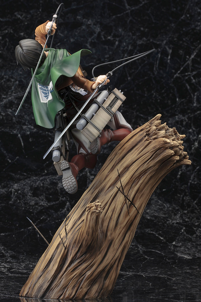Vue dynamique en plan moyen de la figurine de Levi Ackerman de Shingeki no Kyojin en uniforme de la Survey Corps, tenant des lames.