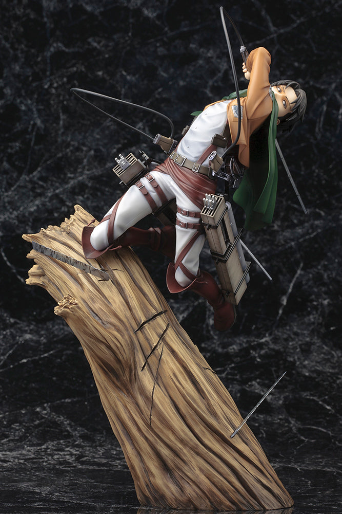 Vue 3/4 de face à mi-distance de la figurine ArtFX J de Levi Ackerman de Shingeki no Kyojin en uniforme militaire, avec des épées.