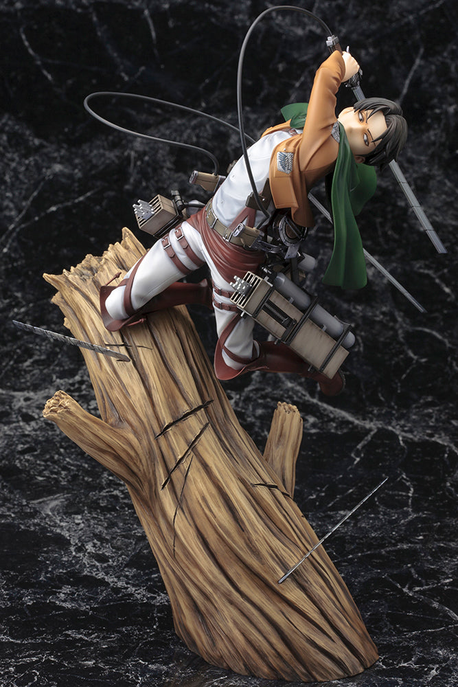 Vue 3/4 de face en plan entier de la figurine ArtFX J de Levi Ackerman de Shingeki no Kyojin en uniforme militaire, avec des lames.