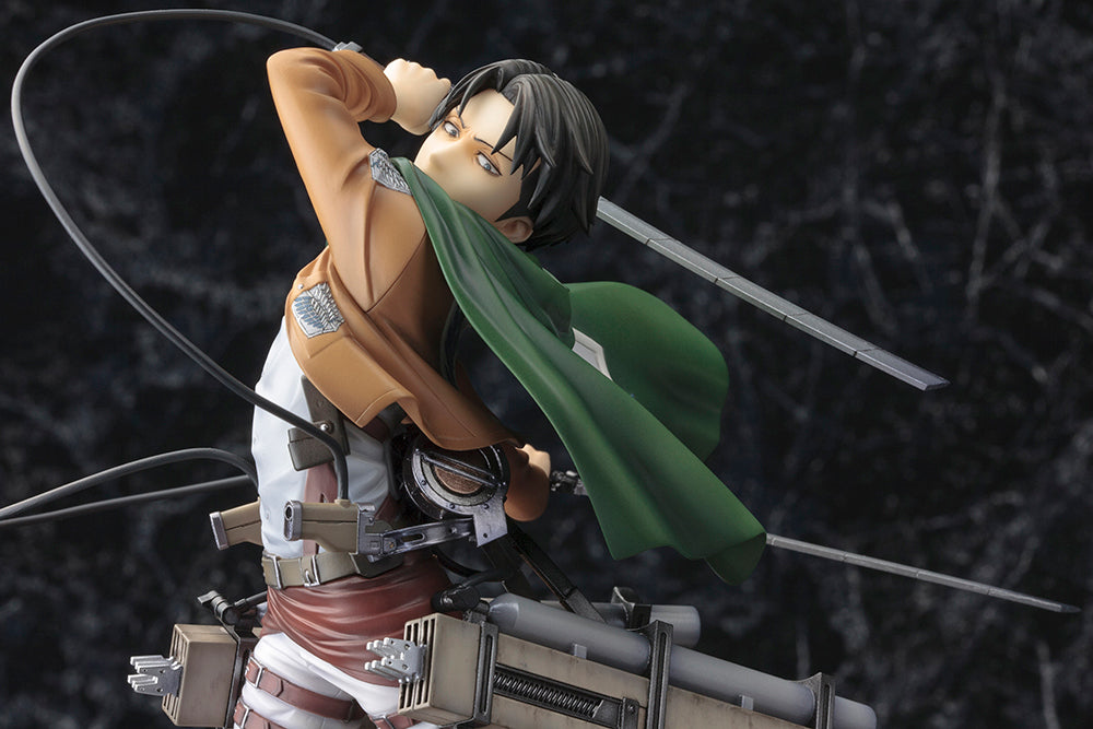 Vue 3/4 de dos à mi-distance de la figurine ArtFX J de Levi Ackerman de Shingeki no Kyojin en uniforme militaire, avec capes et épées.