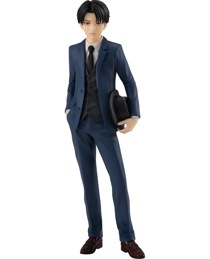 Vue de face en plan complet de la figurine Pop Up Parade de Levi Ackerman de Shingeki no Kyojin en costume sombre, tenant un chapeau noir.