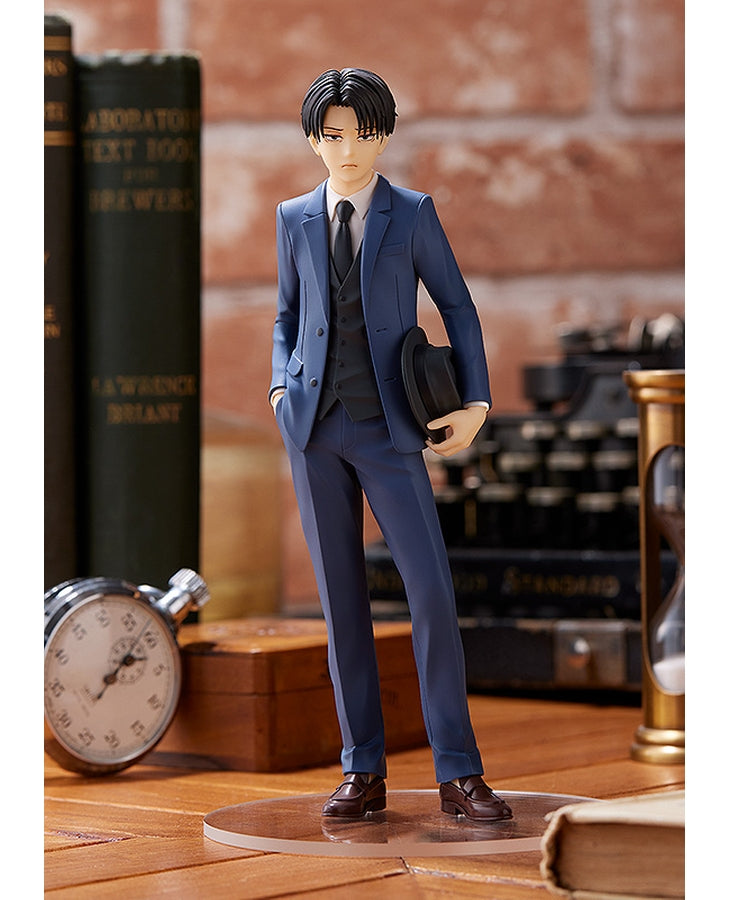 Vue 3/4 de face, plan entier de la figurine de Levi Ackerman d'Attaque des Titans en costume bleu, tenant un chapeau noir.