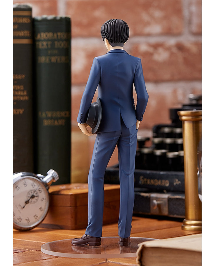 Vue 3/4 de dos en plan complet de la figurine Pop Up Parade de Levi Ackerman de Shingeki no Kyojin en costume bleu, tenant un chapeau.