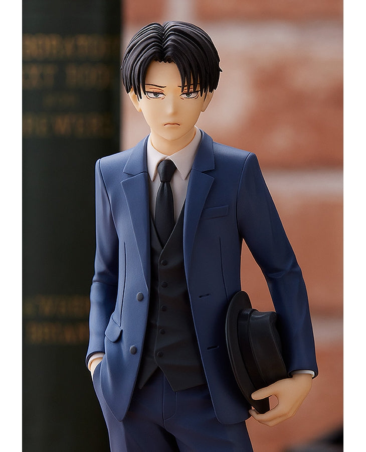 Vue 3/4 de face à mi-distance de la figurine Pop Up Parade de Levi Ackerman de Shingeki no Kyojin en costume bleu, tenant un chapeau noir.
