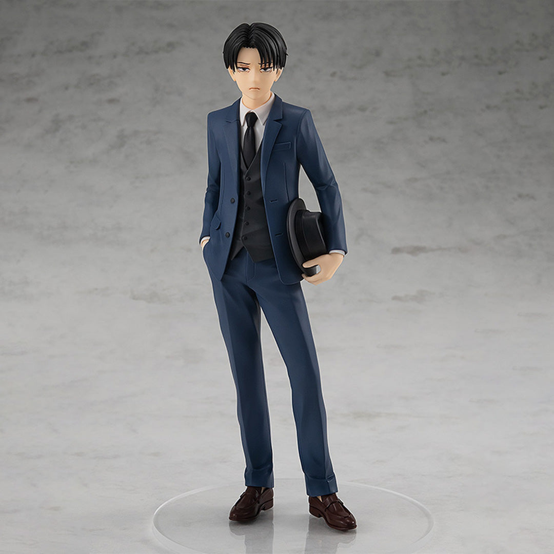 Vue 3/4 de face à mi-distance de la figurine Pop Up Parade de Levi Ackerman de Shingeki no Kyojin en costume bleu, tenant un chapeau.