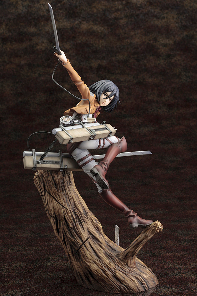 Vue 3/4 de face en plan entier de la figurine de Mikasa Ackerman de Shingeki no Kyojin, en uniforme militaire, avec une épée levée.