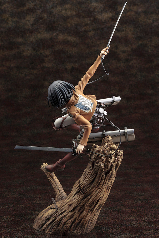 Vue 3/4 de face à mi-distance de la figurine ArtFX J de Mikasa Ackerman de Shingeki no Kyojin en uniforme militaire, brandissant une épée.