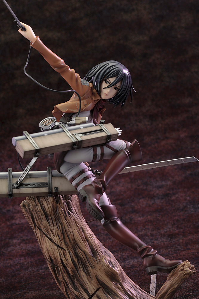 Vue 3/4 de face à mi-distance de la figurine de Mikasa Ackerman de Shingeki no Kyojin en uniforme militaire, avec équipement ODM.
