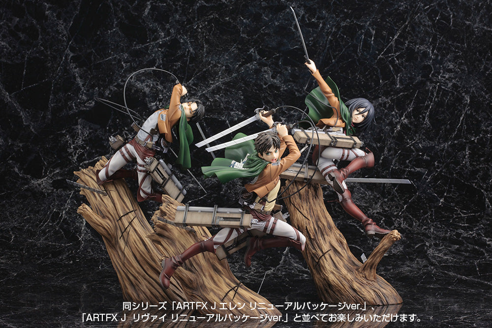 Vue 3/4 de face à mi-distance de la figurine ARTFX J de Mikasa Ackerman d'Attack on Titan en uniforme des Corps d'Exploration, avec des épées.