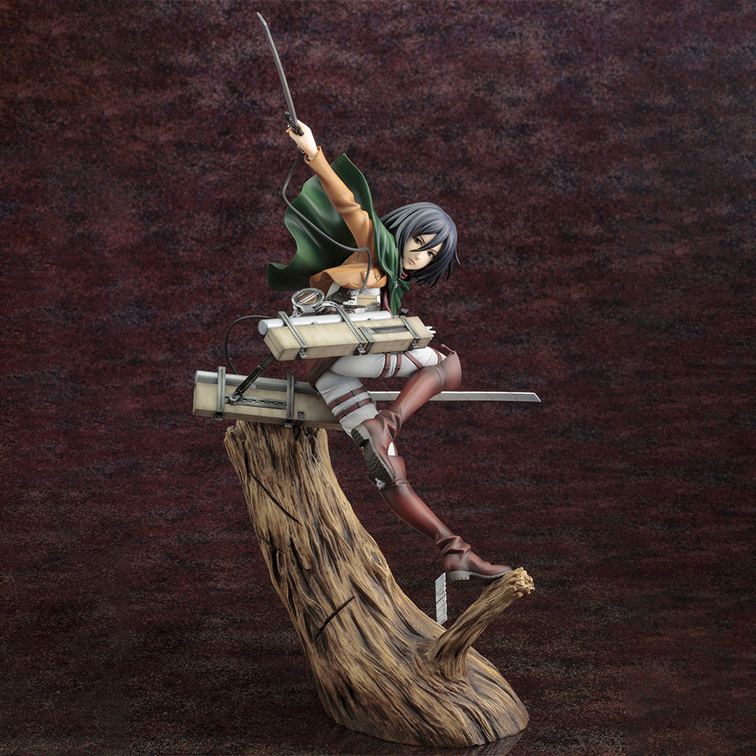 Vue 3/4 à mi-distance de la figurine ArtFX J de Mikasa Ackerman de Shingeki no Kyojin en uniforme militaire, tenant des lames.