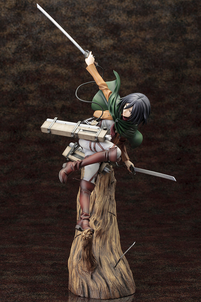 Vue 3/4 de face en plan complet de la figurine ArtFX J de Mikasa Ackerman de Shingeki no Kyojin en tenue militaire, armée de deux épées.