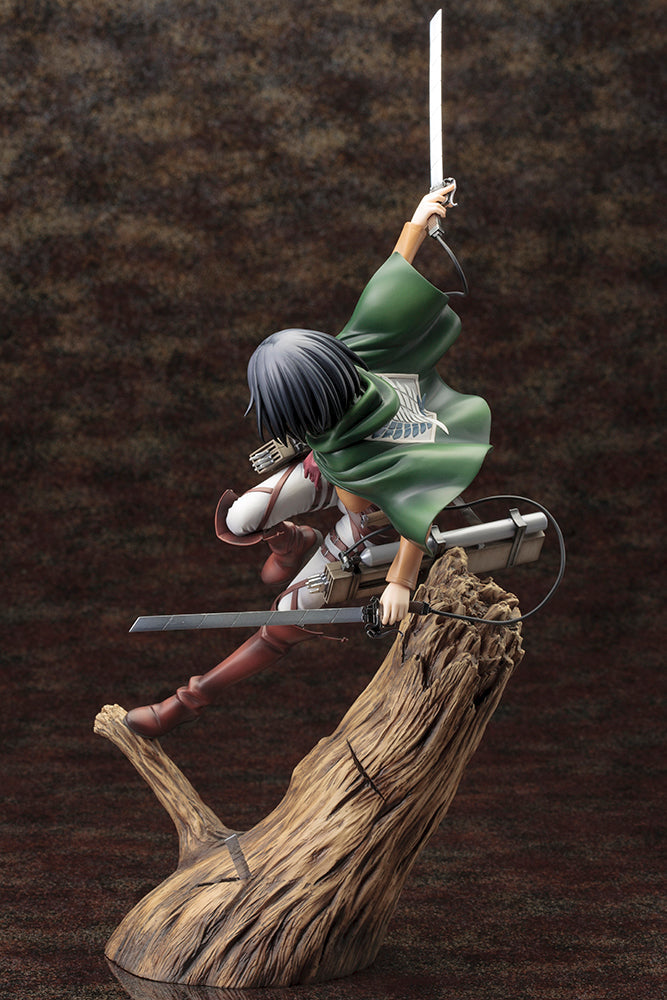 Vue 3/4 arrière à mi-distance de la figurine de Mikasa Ackerman d'Attack on Titan en uniforme de la Survey Corps, avec équipement de manœuvre 3D.