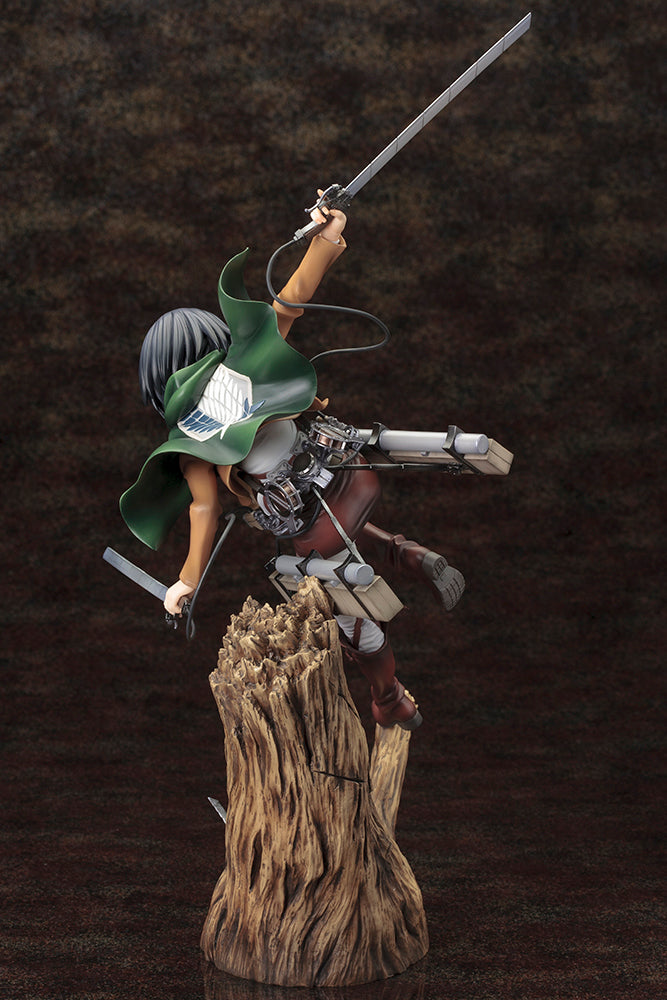 Vue 3/4 arrière en plan entier de la figurine de Mikasa Ackerman de Shingeki no Kyojin en uniforme du Corps d'Exploration, avec deux épées.