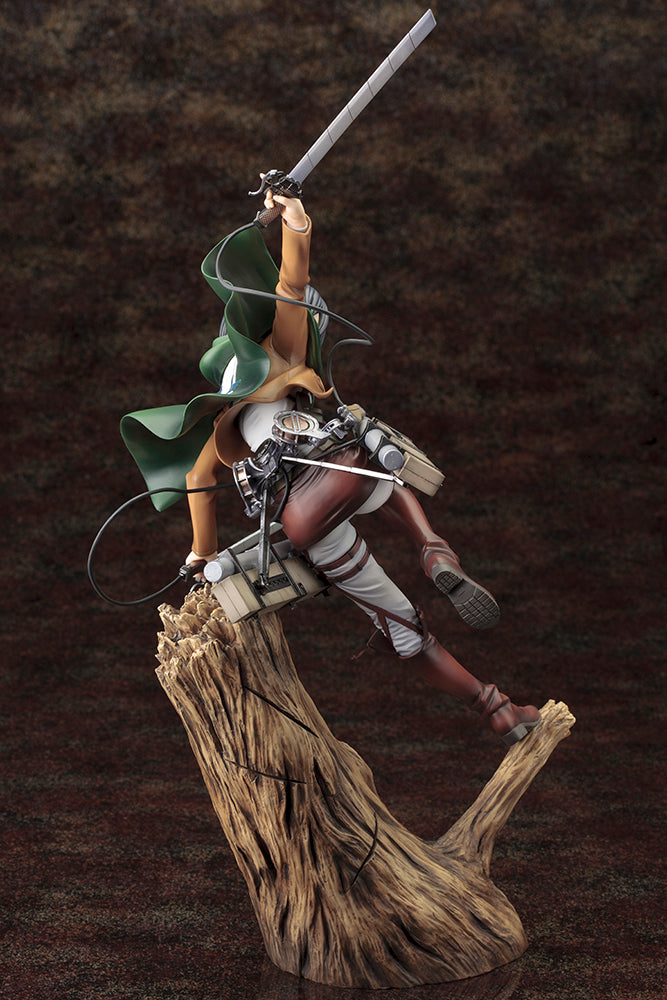 Vue 3/4 de face à mi-distance de la figurine ArtFX J de Mikasa Ackerman d'Attack on Titan en uniforme de la Survey Corps, tenant des épées.