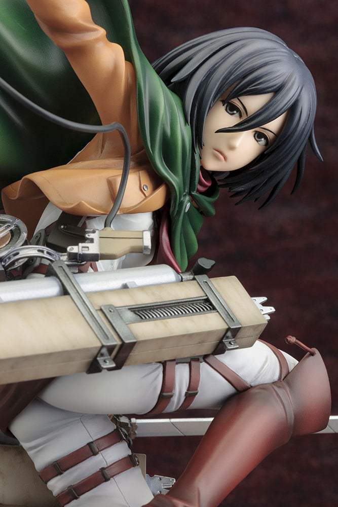Vue en diagonale avec plan rapproché moyen de la figurine ArtFX J de Mikasa Ackerman de Shingeki no Kyojin en uniforme militaire, avec des équipements de manœuvre 3D.