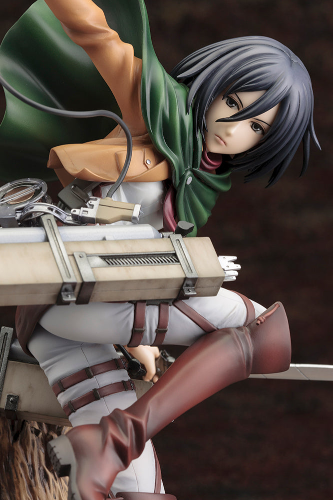 Vue 3/4 de face à mi-distance de la figurine ARTFX J de Mikasa Ackerman de Shingeki no Kyojin en uniforme militaire, avec équipement de manœuvre 3D.