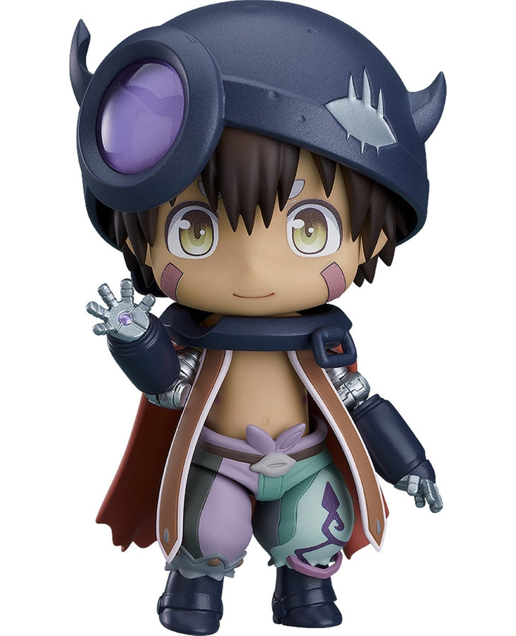 Vue 3/4 avant en plan d'ensemble de la Nendoroid de Legu de Made in Abyss saluant de la main.
