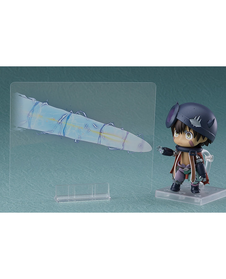 Vue 3/4 avant en plan d'ensemble de la Nendoroid de Legu de Made in Abyss pointant du doigt.