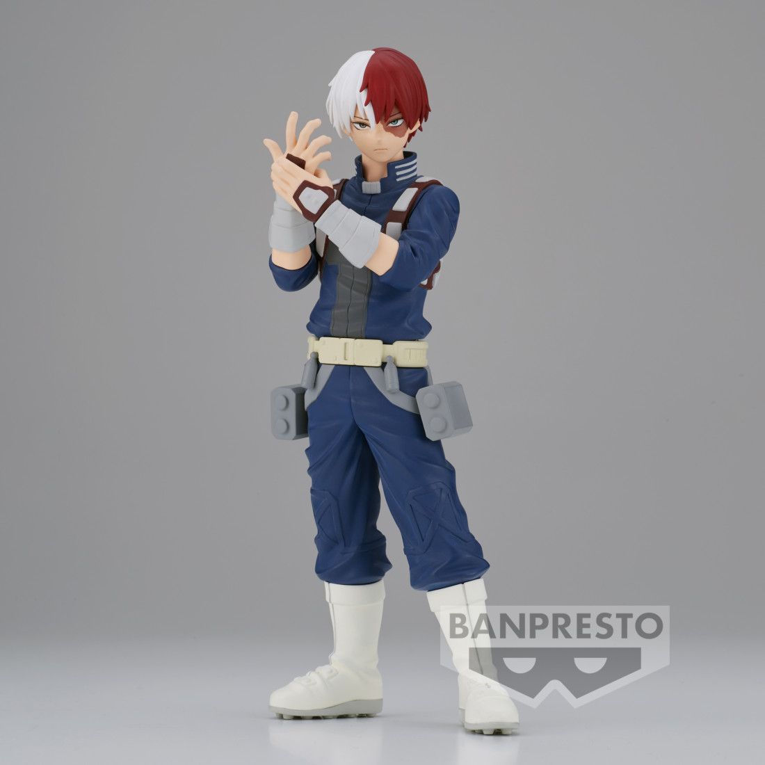 Vue 3/4 de face à mi-distance de la figurine  de Shoto Todoroki de My Hero Academia en costume de héros bleu, levant une main.